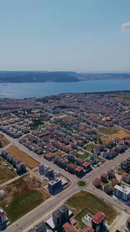 Esenler'den havadan görünüm; arkada Çanakkale Boğazı