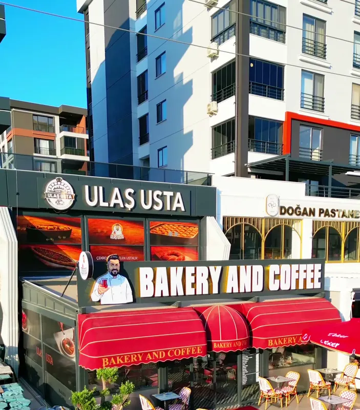 Ulaş Usta Esenler şubesinin cephesi; kırmızı tente ve tabela