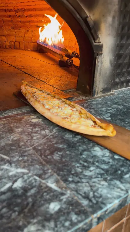 Taş fırının ağzında pide