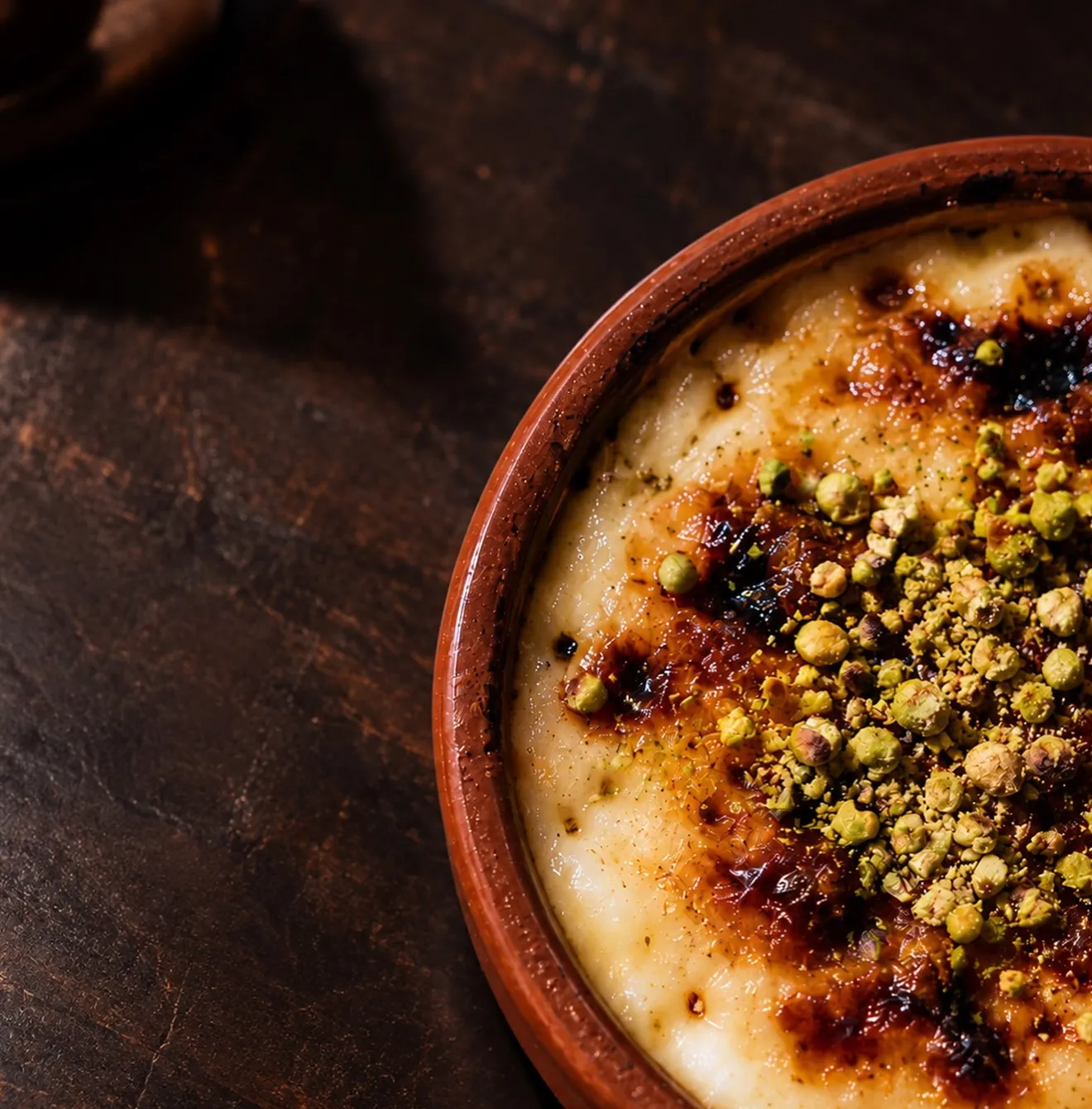 Antep fıstıklı fırın sütlaç, güveçte