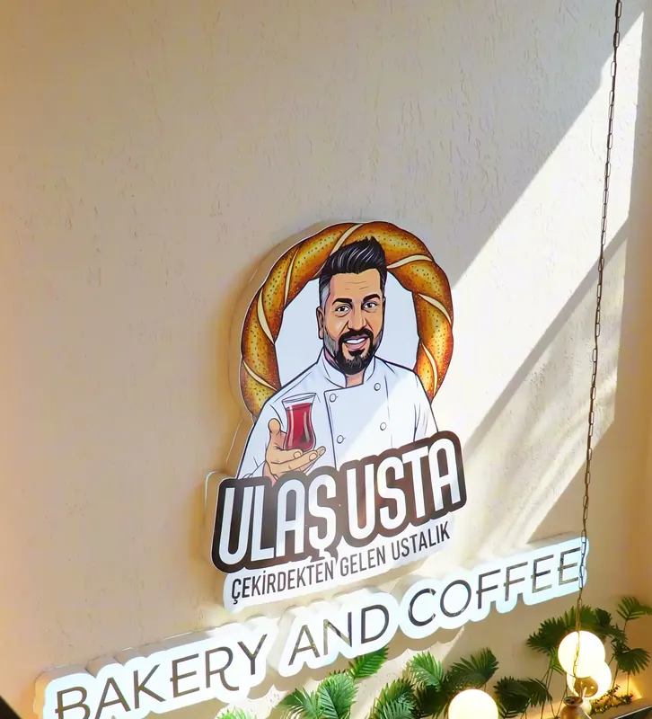 İçerideki duvarda Ulaş Usta Bakery and Coffee yazısı