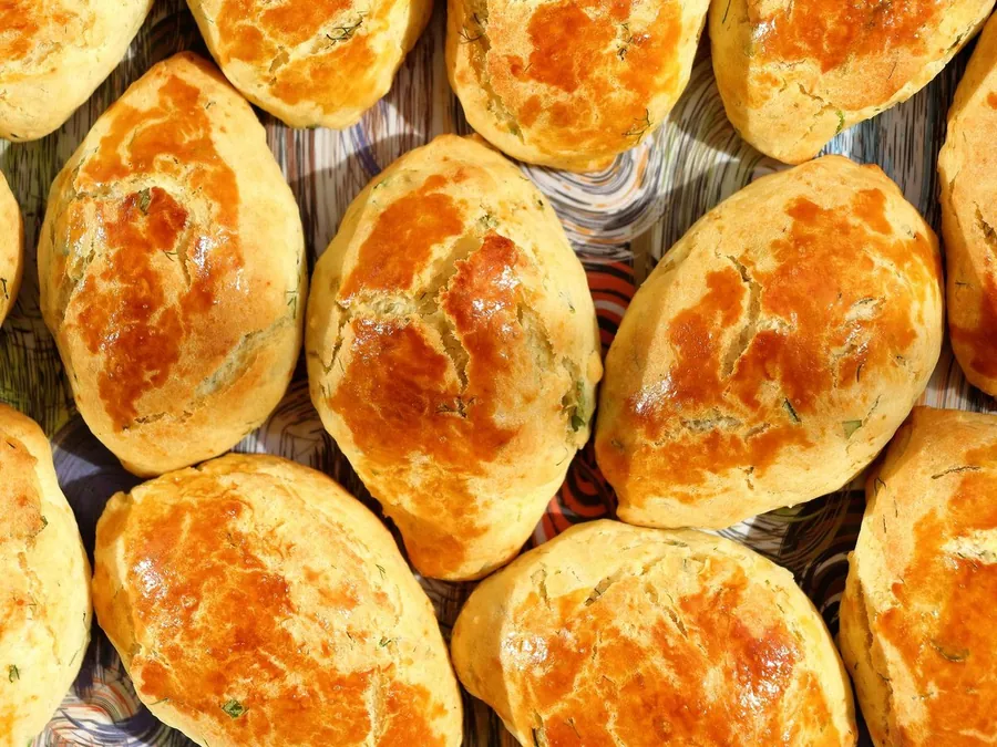 Tepside kaşarlı poğaçalar