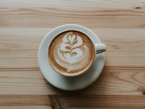 Latte, köpük desenli