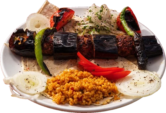 Patlıcan kebabı; bulgur pilavı, köz biber ve soğanla