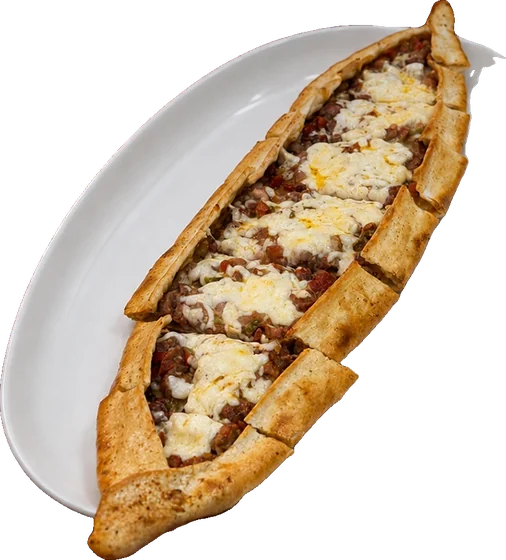 Kaşarlı kuşbaşılı pide, beyaz oval tabakta
